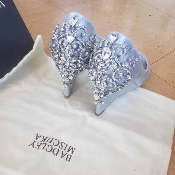 Badgley Mischka Grey to Silver Wedges Size 6 - Picture 4 of 5